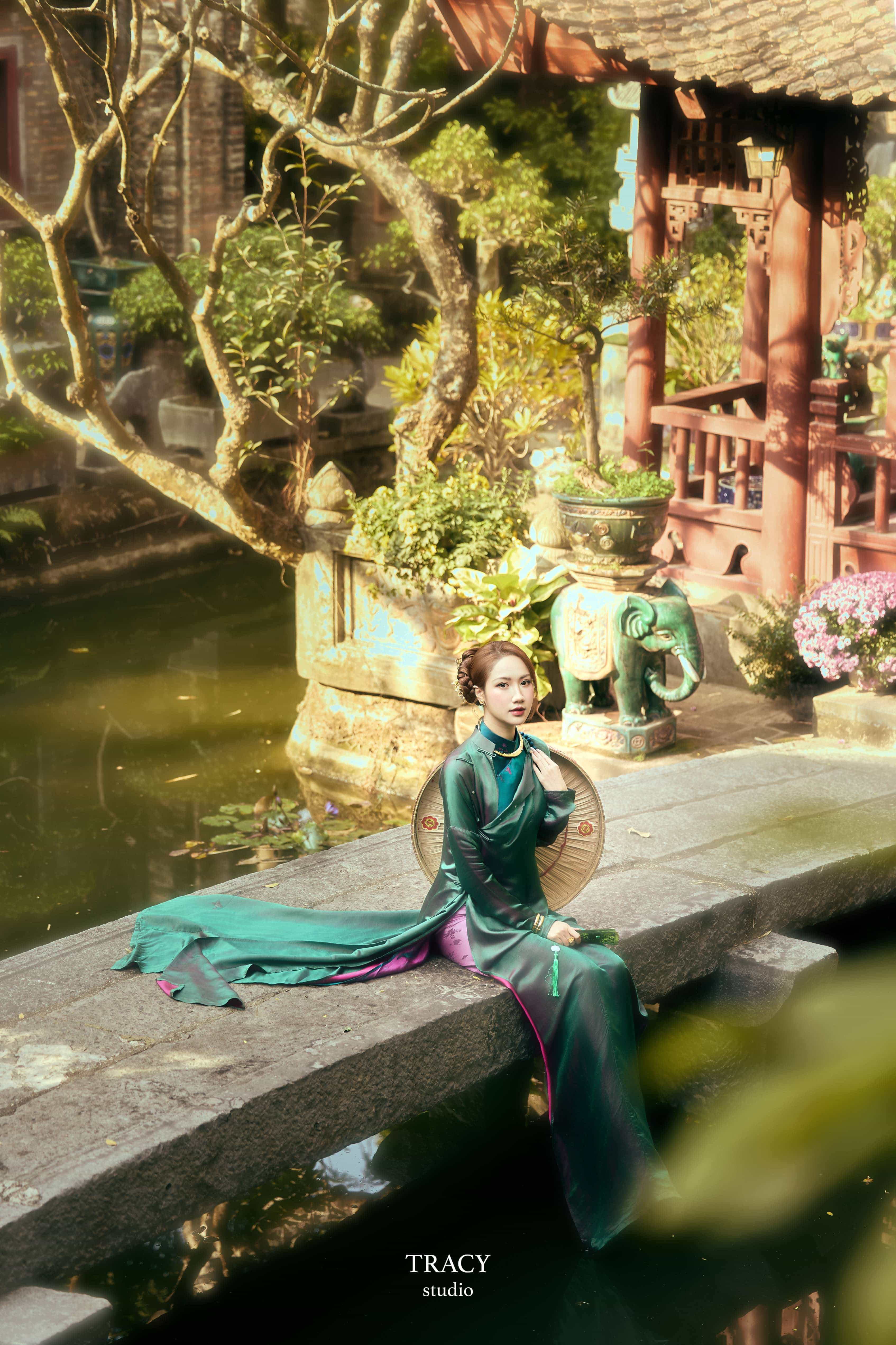 frontend/img/gallery/anh-tet-yem-ao-dai/tracy-studio-chup-concept-ao-dai-chi-mai (1).jpg